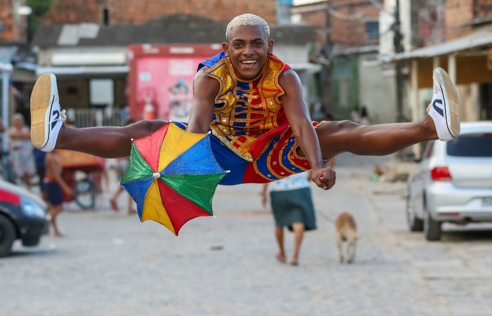 Com frevo no p&eacute; e na alma, Eliseu inspira outros jovens de comunidade a seguir o ritmo da dan&ccedil;a./Foto: Leandro de Santana/Esp.DP