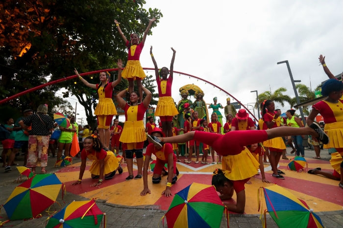 Cortejo circense deu início à programação de abertura.