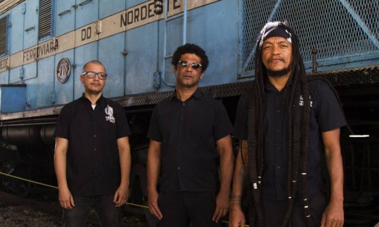 /Devotos diz que o show da banda foi ameaçado pela PM de encerrar por causa de conteúdo de algumas músicas. Foto: Aline Sales/Divulgação