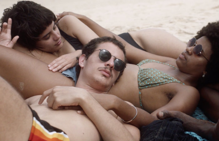 O núcleo dos jovens de Fim de festa soa como uma reverberação da juventude anárquica de Tatuagem./Foto: Carnaval Filmes/Divulgação