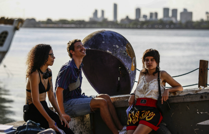 O brega-funk está em protagonismo no filme, através da trilha sonora feita por DJ Dolores.