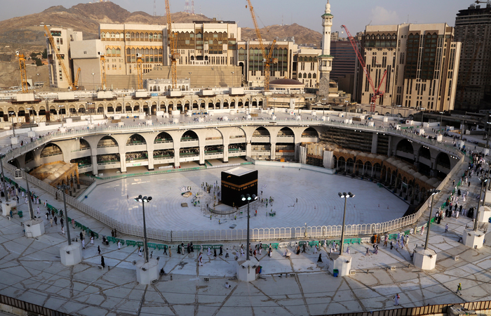 A &aacute;rea em torno da Kaaba (o cubo negro ao qual mu&ccedil;ulmanos peregrinam) foi temporariamente interditada para esteriliza&ccedil;&atilde;o/Foto: ABDEL GHANI BASHIR/AFP