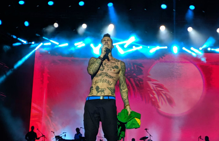 Adam Levine segurando a bandeira do Brasil durante show em Olinda./Foto: Emannuel Bento/DP Adam Levine segurando a bandeira do Brasil durante show em Olinda./Foto: Emannuel Bento/DP