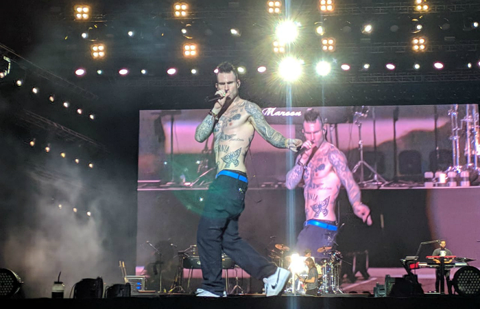 Nos shows de Maroon 5, retirada da camiseta de Adam Levine é ritual.