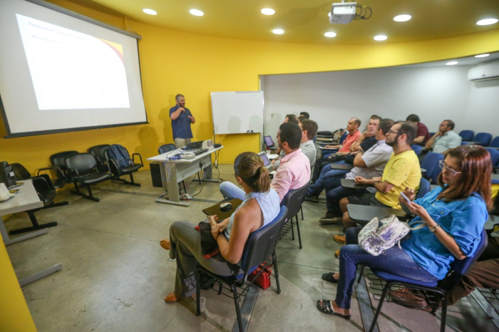 O professor universitário apresentou a tese no CIn com intérprete.
