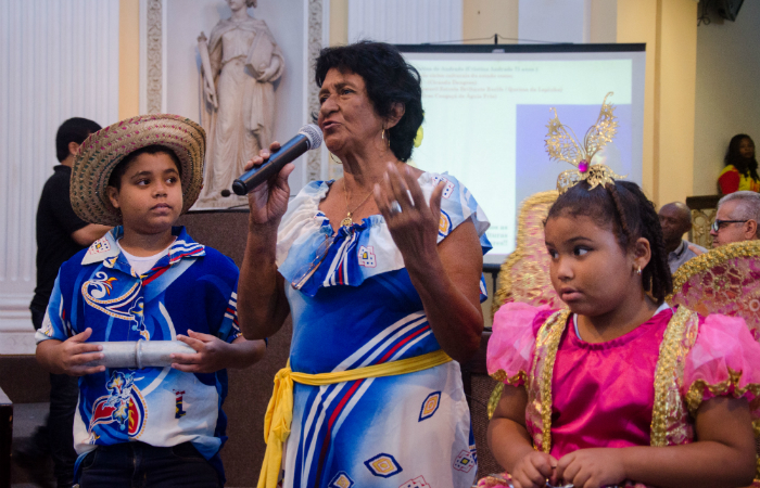 A brincante Cristina Andrade mant&eacute;m pastoril, ciranda e um urso/Foto: Jan Ribeiro/Fundarpe