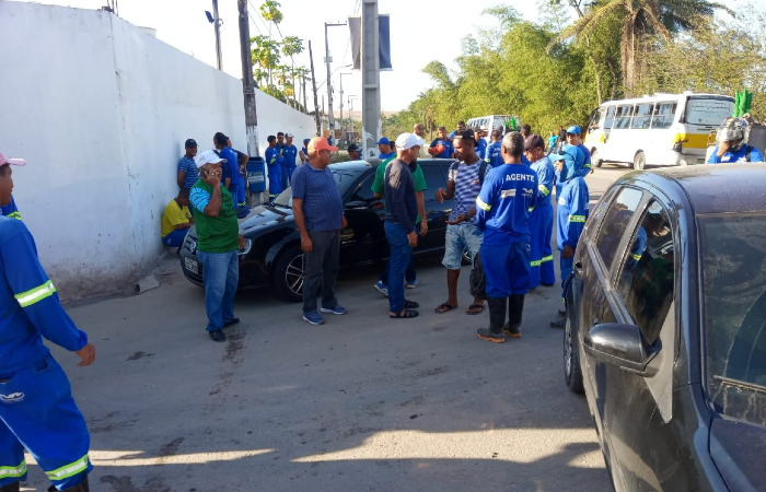 Cerca de 300 funcionários da limpeza urbana de Jaboatão estão parados./Foto: Cortesia/WhatsApp. Cerca de 300 funcionários da limpeza urbana de Jaboatão estão parados./Foto: Cortesia/WhatsApp.