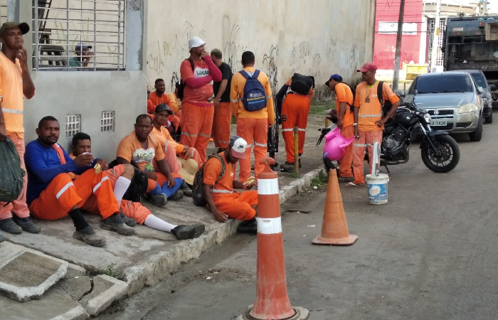 Em Olinda, terceirizados da limpeza reclamam de atrasos constantes há um ano.