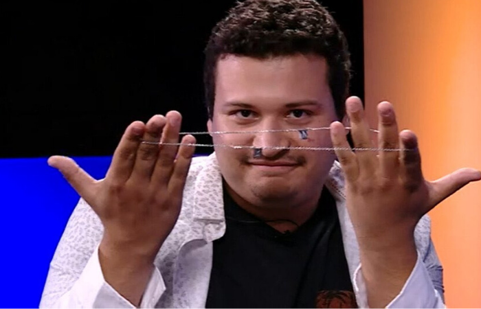 O psicólogo saiu com o escapulário deixado por Guilherme para Gabi./Foto: Reprodução/TV O psicólogo saiu com o escapulário deixado por Guilherme para Gabi./Foto: Reprodução/TV