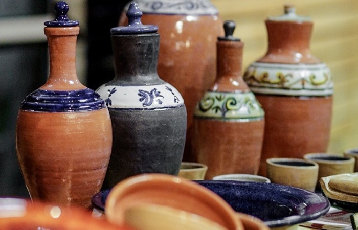 As pe&ccedil;as em exposi&ccedil;&atilde;o s&atilde;o produzidas a partir do barro, madeira, cer&acirc;mica, bordados, tape&ccedil;aria, renda renascen&ccedil;a e outras mat&eacute;rias-primas./Foto: Lara Valen&ccedil;a/Divulga&ccedil;&atilde;o