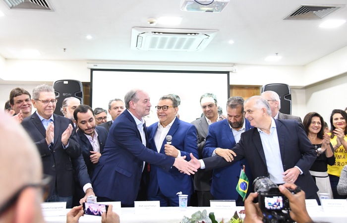 /A reunião contou com a presença de líderes dos dois partidos, entre eles o governador Paulo Câmara (PSB). Foto:  Humberto Pradera/PSB