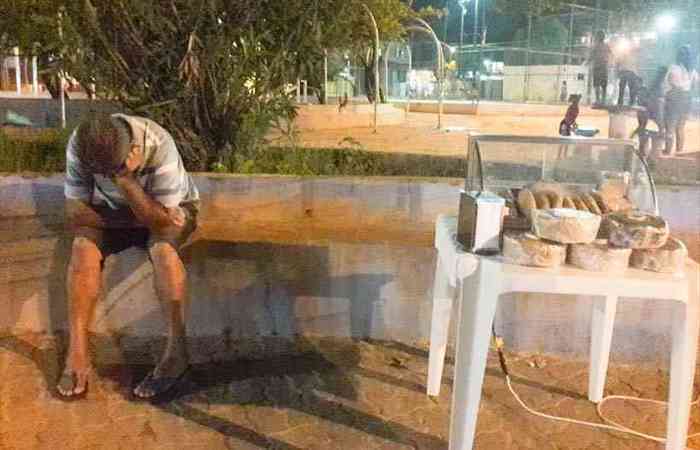 No primeiro dia, ele ficou das 18h às 23h30 no local e só vendeu um pastelão para uma sobrinha/Foto: Twitter/Reprodução No primeiro dia, ele ficou das 18h às 23h30 no local e só vendeu um pastelão para uma sobrinha/Foto: Twitter/Reprodução