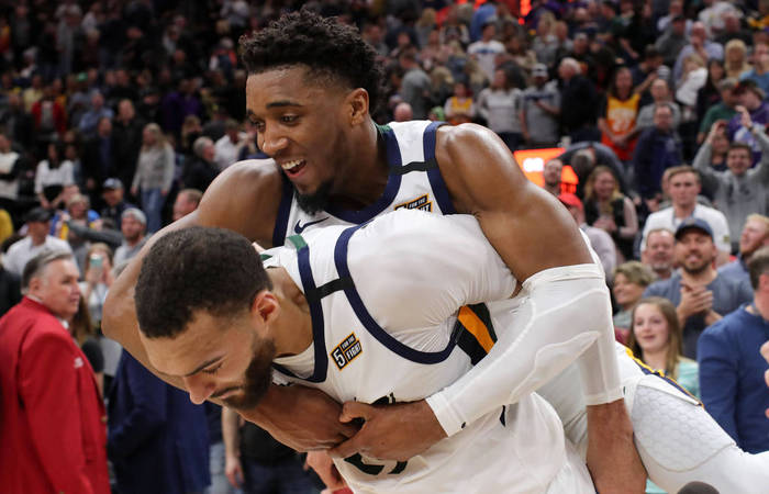 Rudy Gobert (abaixado) e Donovan Mitchell foram diagnosticados com o novo coronavírus
