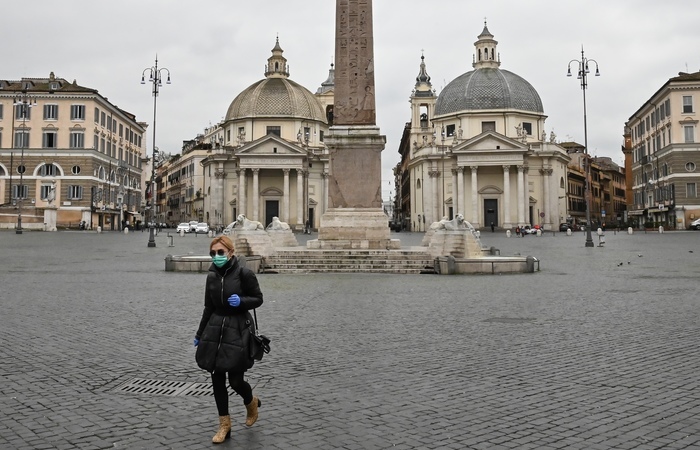 Praça Piazza del Popolo, em Roma (Itália), deserta por causa do coronavírus./Foto: Andreas SOLARO / AFP