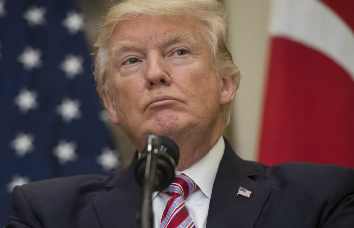"Eu não tenho ideia de quem é ele. Mas eu tirei fotos [com ele] e isso demorou literalmente alguns segundos", disse Trump sobre o secretário/Foto: Arquivo/AFP