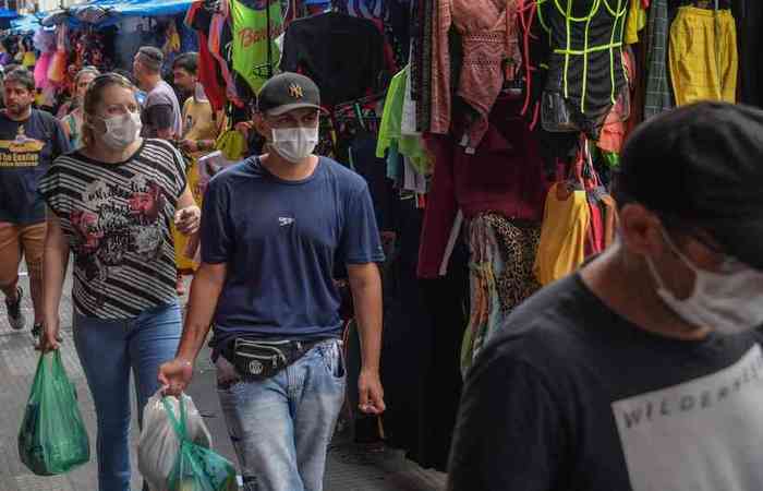 A pandemia de coronavírus fez crescer o consumo por produtos como máscaras e alcóol gel/Foto: Nelson Almeida/AFP A pandemia de coronavírus fez crescer o consumo por produtos como máscaras e alcóol gel/Foto: Nelson Almeida/AFP