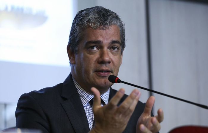 Marcos Troyjo não desenvolveu sintomas e trabalha de casa/Foto: José Cruz/Agência Brasil Marcos Troyjo não desenvolveu sintomas e trabalha de casa/Foto: José Cruz/Agência Brasil