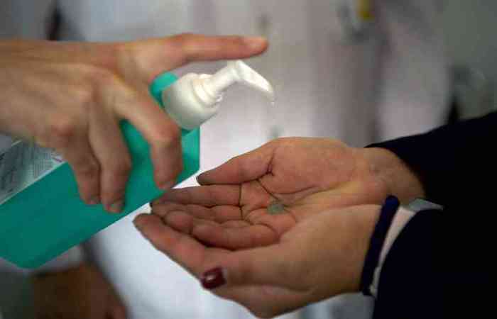 Seja em gel ou líquido, os produtos contendo essa substância estão sendo altamente requisitados para a proteção contra o coronavírus/Foto: RODRIGO BUENDIA / AFP Seja em gel ou líquido, os produtos contendo essa substância estão sendo altamente requisitados para a proteção contra o coronavírus/Foto: RODRIGO BUENDIA / AFP