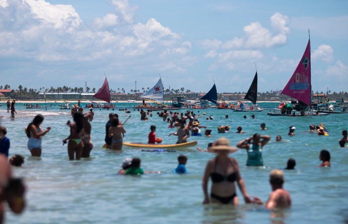 /Na manhã desta quinta-feira, muitos banhistas eram vistos no mar. Foto: Tarciso Augusto/esp. DP