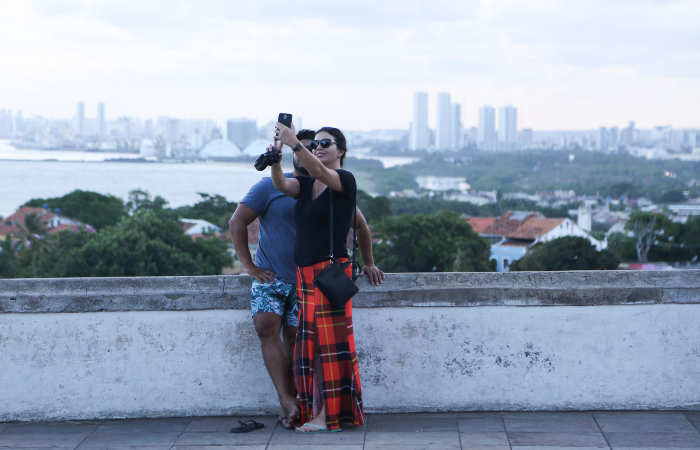 Apesar da pandemia, casal mineiro não cancelou viagem para Pernambuco: "cada dia que passa o problema se agrava".