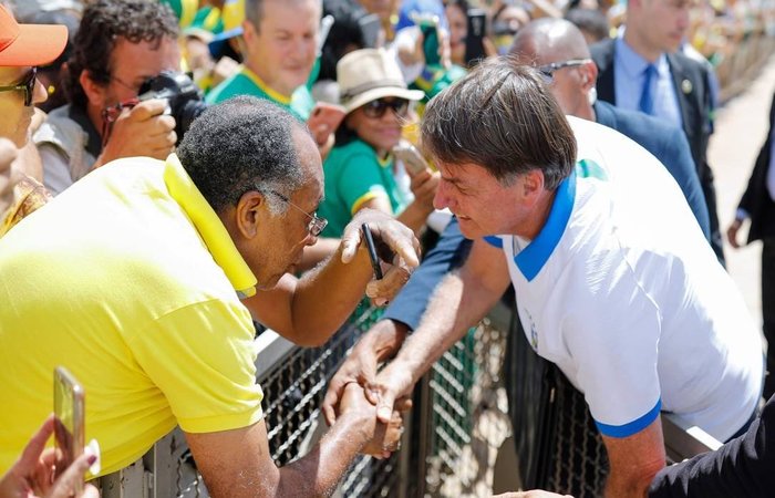 Até agora, 22 pessoas que integravam a comitiva de Bolsonaro na viagem aos Estados Unidos tesaram positivo para a doença/Foto: Sérgio Lima/AFP Até agora, 22 pessoas que integravam a comitiva de Bolsonaro na viagem aos Estados Unidos tesaram positivo para a doença/Foto: Sérgio Lima/AFP