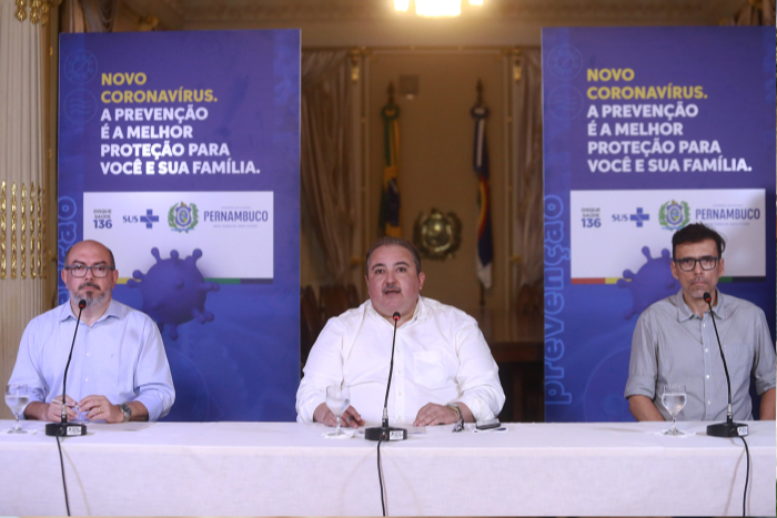 Os secretários municipal do Recife e estadual de Saúde, Jailson Correia e André Longo, respectivamente, fizeram o anúncio da cura ao lado do infectologista Demétrius Montenegro./Foto: Hélia Scheppa/SEI/Divulgação Os secretários municipal do Recife e estadual de Saúde, Jailson Correia e André Longo, respectivamente, fizeram o anúncio da cura ao lado do infectologista Demétrius Montenegro./Foto: Hélia Scheppa/SEI/Divulgação