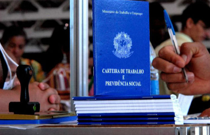 Empresas poderão cortar até pela metade os salários de trabalhadores sob CLT/Foto: Marcello Casal Jr. / Arquivo / Agência Brasil Empresas poderão cortar até pela metade os salários de trabalhadores sob CLT/Foto: Marcello Casal Jr. / Arquivo / Agência Brasil