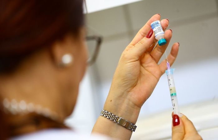 Mesmo sabendo que não estarão protegidos do novo coronavírus, a população lotou as clínicas particulares e fez desaparecer o medicamento do mercado/Foto: Marcelo Camargo/Agência Brasil