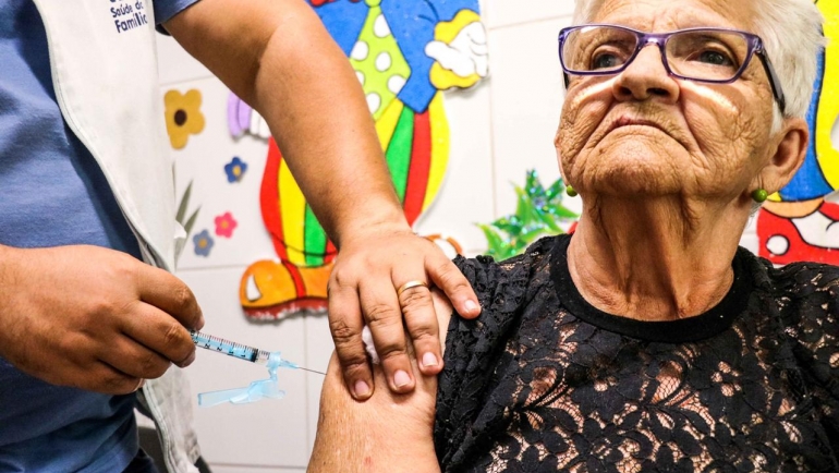 Para evitar aglomeração nas unidades de saúde e minimizar os riscos de infecção pelo novo coronavírus, a Prefeitura do Recife fará a vacinação em mais de 40 escolas e creches/Foto: Cortesia Para evitar aglomeração nas unidades de saúde e minimizar os riscos de infecção pelo novo coronavírus, a Prefeitura do Recife fará a vacinação em mais de 40 escolas e creches/Foto: Cortesia