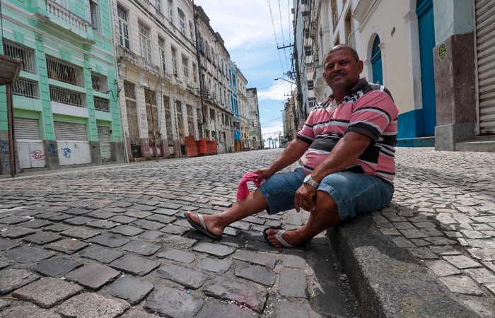 Com as ruas vazias, Jeová conta com a solidariedade de amigos