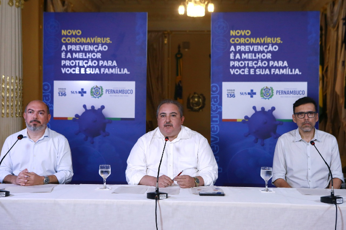 O secretário de Saúde do Recife, Jailson Correia; o secretário estadual de Saúde, André Longo, e o infectologista Demetrius Montenegro participaram de coletiva nesta terça./Foto: Hélia Scheppa/SEI/Divulgação O secretário de Saúde do Recife, Jailson Correia; o secretário estadual de Saúde, André Longo, e o infectologista Demetrius Montenegro participaram de coletiva nesta terça./Foto: Hélia Scheppa/SEI/Divulgação