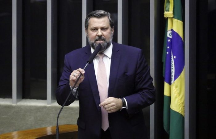 O parlamentar defende que os recursos públicos que deixarem de ser empregados nos pagamentos sejam repassados ao Ministério da Saúde/Foto: Luis Macedo/Câmara dos Deputados O parlamentar defende que os recursos públicos que deixarem de ser empregados nos pagamentos sejam repassados ao Ministério da Saúde/Foto: Luis Macedo/Câmara dos Deputados