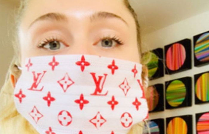 A cantora Miley Cyrus apareceu usando máscara cirúrgica da Louis Vitton/Foto: Reprodução/Instagram Stories