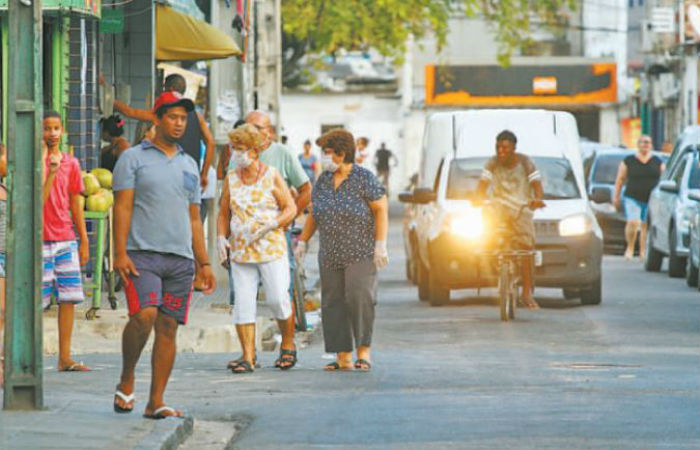 Idosas tentam se proteger com máscaras na comunidade/Foto: Bruna Costa / Esp. DP