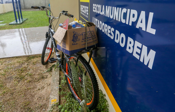 Familiares utilizam diversos meios para transportar os kit cedidos./Foto: Leandro de Santana/ Esp. DP