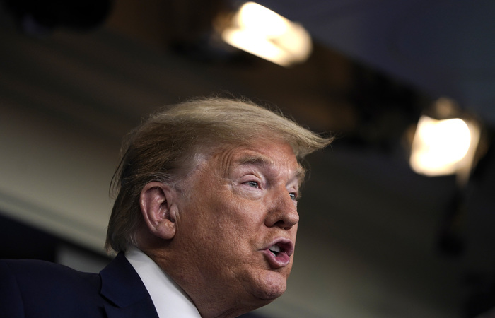 "Esta decisão ajuda a garantir a produção rápida de respiradores que salvarão vidas americanas", afirmou o presidente norte-americano/Foto: DREW ANGERER / GETTY IMAGES NORTH AMERICA / GETTY IMAGES VIA AFP "Esta decisão ajuda a garantir a produção rápida de respiradores que salvarão vidas americanas", afirmou o presidente norte-americano/Foto: DREW ANGERER / GETTY IMAGES NORTH AMERICA / GETTY IMAGES VIA AFP