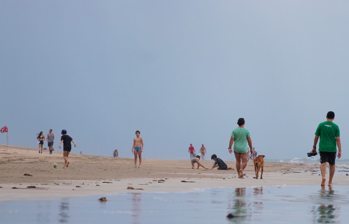 Famílias aproveitaram o domingo para passear na praia, contrariando orientações da OMS