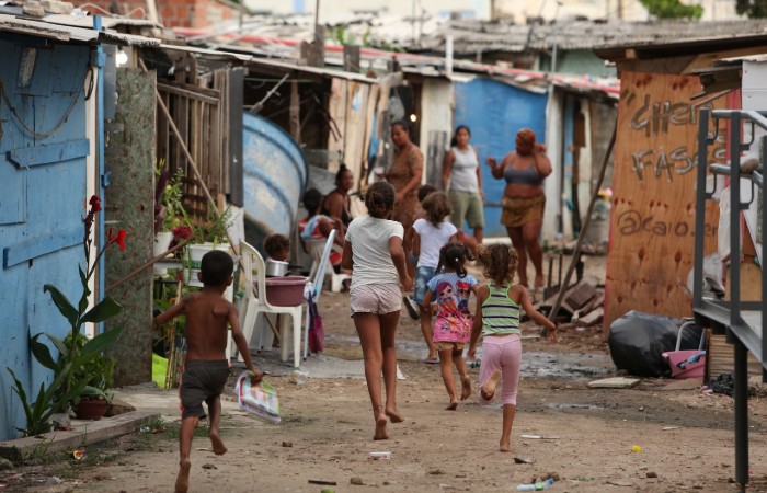 Crianças corriam descalças pela rua em meio às casas de madeira do Pilar/Foto: Hesíodo Góes / Esp DP
