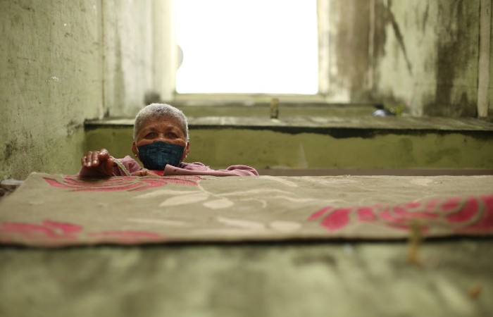 Dona Maria Lúcia Gomes, 62 anos, conta com parentes para conseguir mantimentos