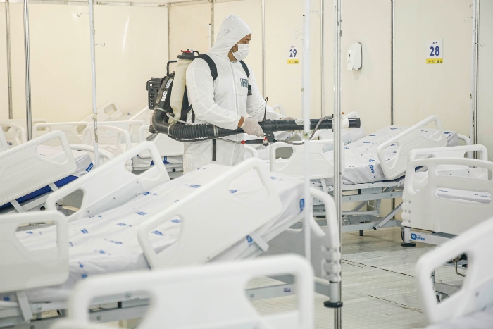 Quando aplicado, o produto biodegradável forma uma camada protetora que mantém o local livre do vírus e outros micro-organismos.