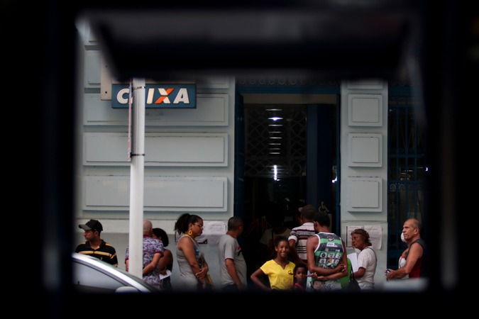 Enquanto aguardam atendimento, os clientes se aglomeram nas filas do lado de fora/Tarciso Augusto/ Esp DP Enquanto aguardam atendimento, os clientes se aglomeram nas filas do lado de fora/Tarciso Augusto/ Esp DP