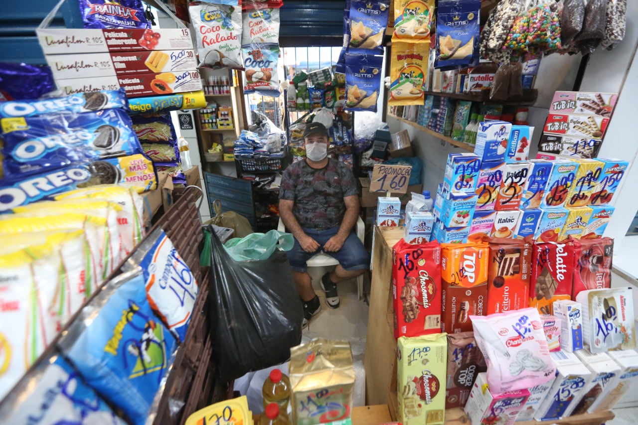 Comerciante do mercado público se protege da Covid-19. 