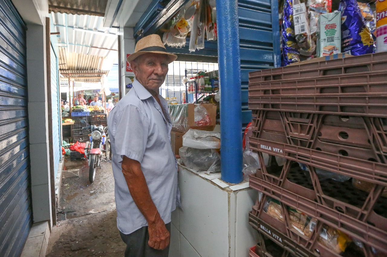 Seu Antônio tem 93 anos e foi ao mercado público comprar comida para seu papagaio.