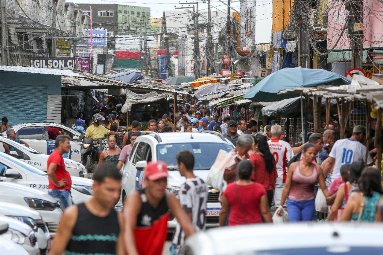 Na feira livre as pessoas não evitam aglomerações. 