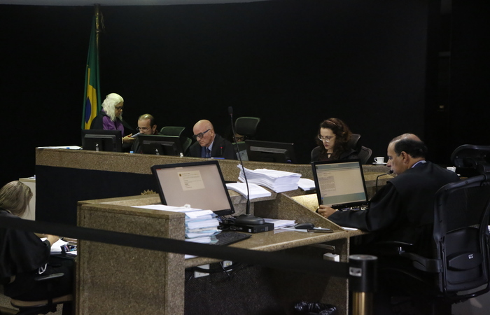 /Desembargadores federais Alexandre Luna (centro) e Élio Siqueira (1º da direita para a esquerda) durante sessão de julgamento. Foto: Comunicação Social/TRF5