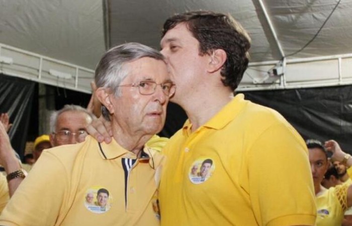 João Tenório e o filho, Joãozinho Tenório, prefeito de São Joaquim do Monte/Foto: Reprodução / Facebook João Tenório e o filho, Joãozinho Tenório, prefeito de São Joaquim do Monte/Foto: Reprodução / Facebook