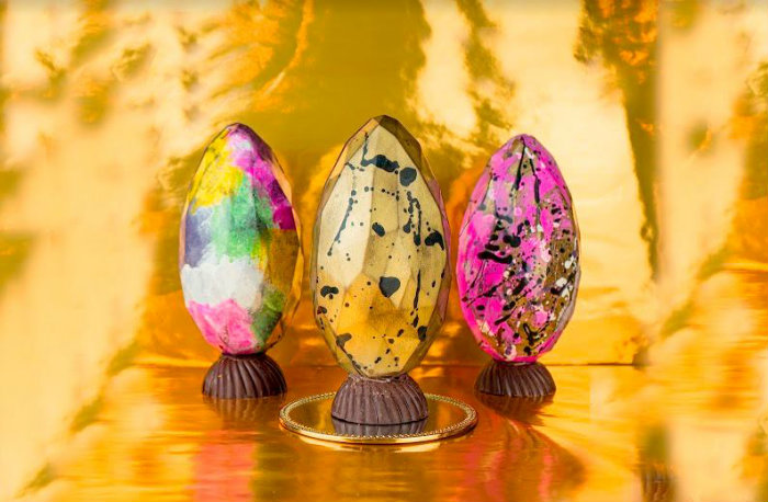 O Signature Egg (450g), da Cake and Bake, é o ovo de chocolate belga meio amargo recheado com Nutella e totalmente pintado a mão