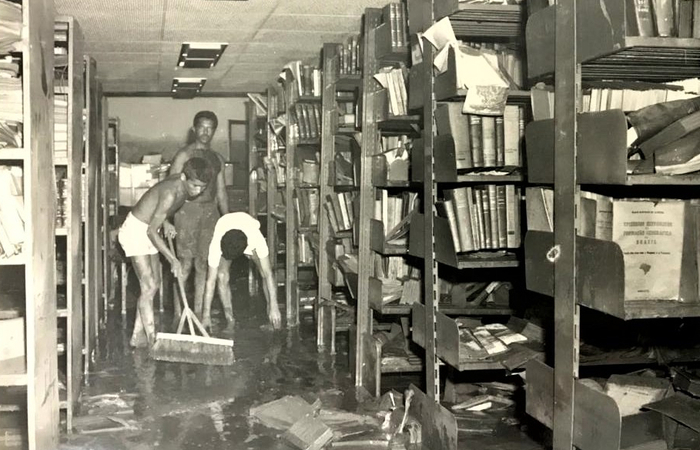 A biblioteca depois da cheia de 1975.