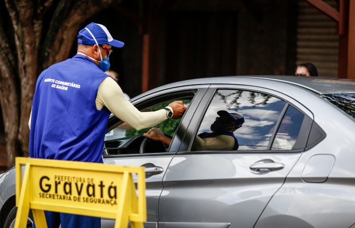 Barreira sanitária no Polo Moveleiro, área com fluxo de carros em Gravatá./Foto: Paulo Paiva/DP Foto Barreira sanitária no Polo Moveleiro, área com fluxo de carros em Gravatá./Foto: Paulo Paiva/DP Foto