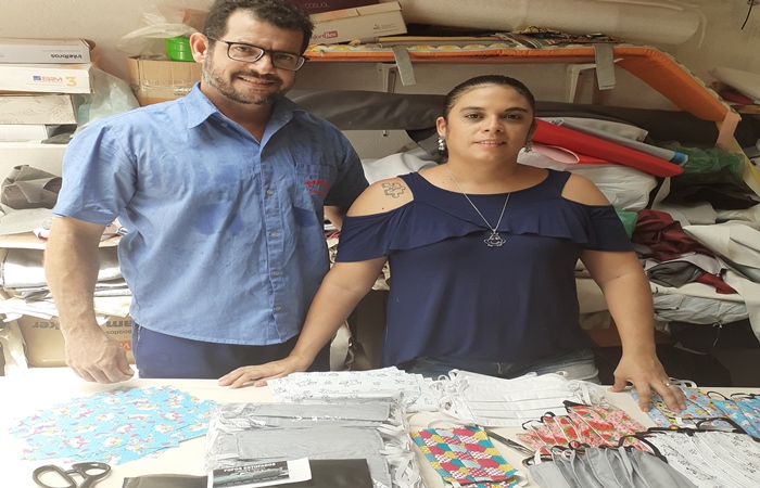 Edvaldo Feitosa e sua esposa, Roberta Costa, trabalham com estofados, mas passaram a fabricar m&aacute;scaras 100% algod&atilde;o./Foto: Geovandro da Silva